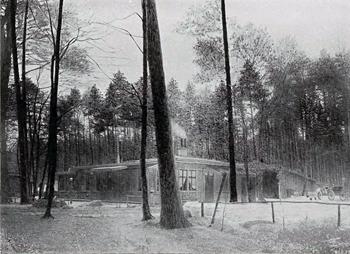 Restauracja Wielka Gwiazda znajdująca się na skrzyżowaniu dróg leśnych u przedłużenia obecnej ul. 23 Marca, restauracja obecnie nie istnieje, zdjęcie z 1898 r.  źródło: TPS