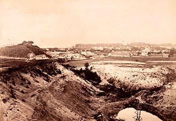 Obecna ul. 23 Marca oraz Armii Krajowej widoczna z Piaskowej Góry, fotografia z 1881 r. źródło: MHMG