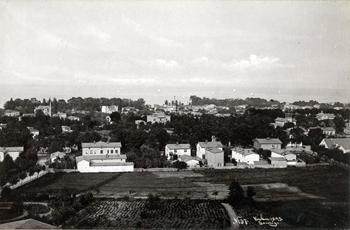 Panorama Sopotu z Królewskiego Wzgórza. Na pierwszym planie widoczny zbieg dawnych ulic Gołębiewskiej i Królewskiej , zdjęcie z 1895 r. źródło: KC