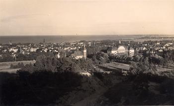 Panorama Sopotu ze Wzgórza Strzeleckiego, widoczna obecna ul. Armii Krajowej oraz ul. 1 Maja, zdjęcie z ok. 1920 r. źródło: KC