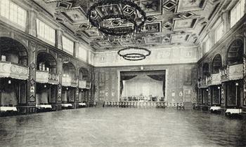 Sala Czerwona (zwana także Teatralną) zlokalizowana w centralnej części Domu Zdrojowego. Urządzano tutaj bale, koncerty, przedstawienia oraz inne różnego rodzaju imprezy, zdjęcie z ok. 1915 r. źródło: KC
