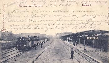 Dworzec kolejowy oraz peron osobowy na fotografii z ok. 1900 r. źródło: KC