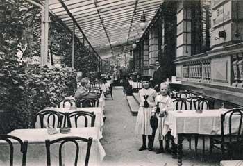 Taras kawiarniany przy Hotelu Werminghoff, ustawiony wzdłuż dawnej ul. Morskiej, zdjęcie z ok. 1904 r. źródło: KC