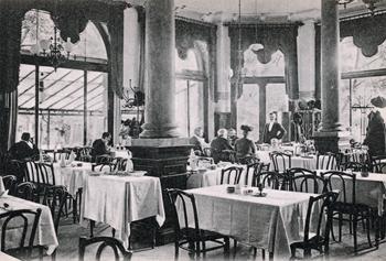 Wnętrze restauracji w Hotelu Werminghoff, widoczne stoliki przy wejściu frontowym do hotelu, zdjęcie z ok. 1900 r. źródło: KC