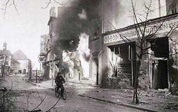Ul. Bohaterów Monte Cassino , zniszczony budynek hotelu Cafe Haueisen, oraz paląca się kamienica pod numerem 62, zdjęcie z marca 1945 r.  źródło: GK