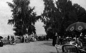 Widok z Ogrodu Holenderskiego w kierunku morza i Nadmorskiej Promenady, zdjęcie ok. 1925 r.  źródło: TPS