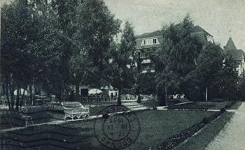 Carlton - Hotel i Pensjonat. Widok z Ogrodu Holenderskiego w kierunku Nadmorskiej Promenady, zdjęcie ok. 1933 r.  źródło: KC