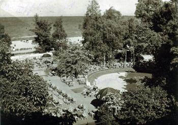 Widok na Ogród Holenderski przy Hotelu Carlton z okna Hotelu Imperial (Dom nad Morzem), zdjęcie ok. 1930 r.  źródło: MG-K