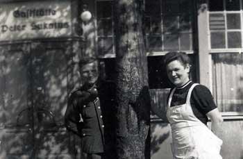 Zdjęcie pamiątkowe, zrobione na ul. Dworcowej w Sopocie. W tle widać szyld restauracji Petera Sukatusa, mieszczącej się w budynku Hotelu Dworcowego, zdjęcie z ok. 1930 r.  źródło: DR