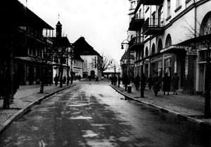 Dolny odcinek obecnej ul. Monte Cassino. Po prawej stronie widoczne sklepy i werandy budynku Hotelu Hortensja, zdjęcie 1935 r.  źródło: TPS