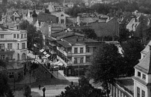 Widok z latarni morskiej na dolną część obecnej ul. Bohaterów Monte Cassino. Na pierwszym planie po prawej stronie widoczny budynek Kasyna, dalej Hotel Hortensja oraz po lewej stronie Hotel Werminghoff, zdjęcie z ok. 1920 r.  źródło: BMS PAH