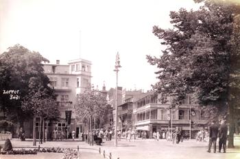 Widok na wschodnią fasadę Hotelu Hortensja od strony dawnej ul. Północnej, zdjęcie z ok. 1940 r.  źródło: KC