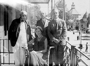 Zdjęcie zrobione na werandzie pierwszego piętra Hotelu Hortensja. Na zdjęciu widoczna Hrabina von Crockov wraz z letnikami, zdjęcie z ok. 1930 r.  źródło: TPS