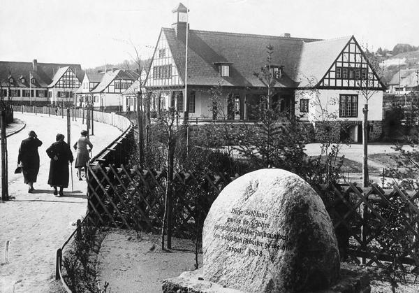 Ulica Obodrzyców oraz kamień ustawiony obok ówczesnego Domu Młodzieży, zdjęcie z 1939 r. źródło: DS, SZ-Photo, Suddentsche Zeitung