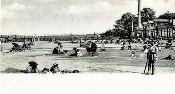 Panorama na Molo oraz drugi Dom Zdrojowy widziany z północnej plaży, zdjęcie z ok. 1890 r. źródło: TPS