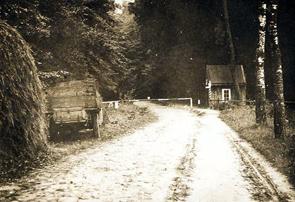 Przejście graniczne na górnym odcinku Drogi Wielkokackiej (obecnie ul. Malczewskiego, ul. Sopocka) z widocznym posterunkiem polskim, zdjęcie 1937 r. źródło: 
