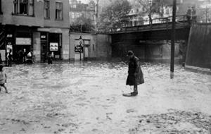 Ulica podjazd w czasie powodzi, zdjęcie z ok. 1930 r.  źródło: BG PAN