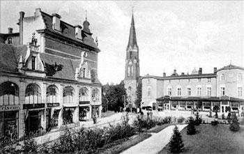 Skrzyżowanie ul. Dworcowej i ul. Podjazd, na zdjęciu widoczny Hotel Dworcowy wybudowany w 1871 r., zdjęcie ok. 1910 r.  źródło: TPS