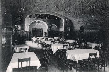 Wnętrze restauracji i winiarni Złoto Renu, zdjęcie z ok. 1908 r. źródło: KC