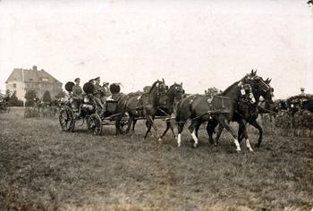 Parada powozów konnych oraz zawody w powożeniu, nawiązujące do sopockiego dnia sportu. Tor wyścigów konnych w Sopocie, w tle widoczna szkoła powszechna w Karlikowie, zdjęcie z ok. 1925 r. źródło: KC