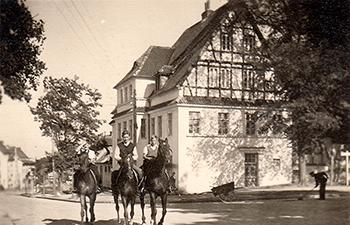 Dawna ujeżdżalnia koni w dolnej części obecnej ul. 23 Marca, zdjęcie z ok. 1930 źródło: PP, KC