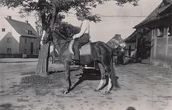 Placyk przy dawnej ujeżdżalni koni, zdjęcie z ok. 1930 r. źródło: PP, KC
