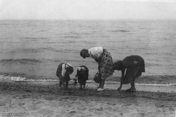 Zbieranie bursztynów na sopockiej plaży
